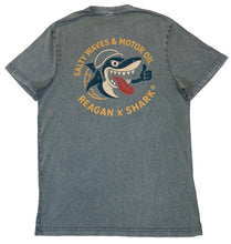 Charger l&#39;image dans la galerie, Tee Reagan x shark © Salty Waves khaki